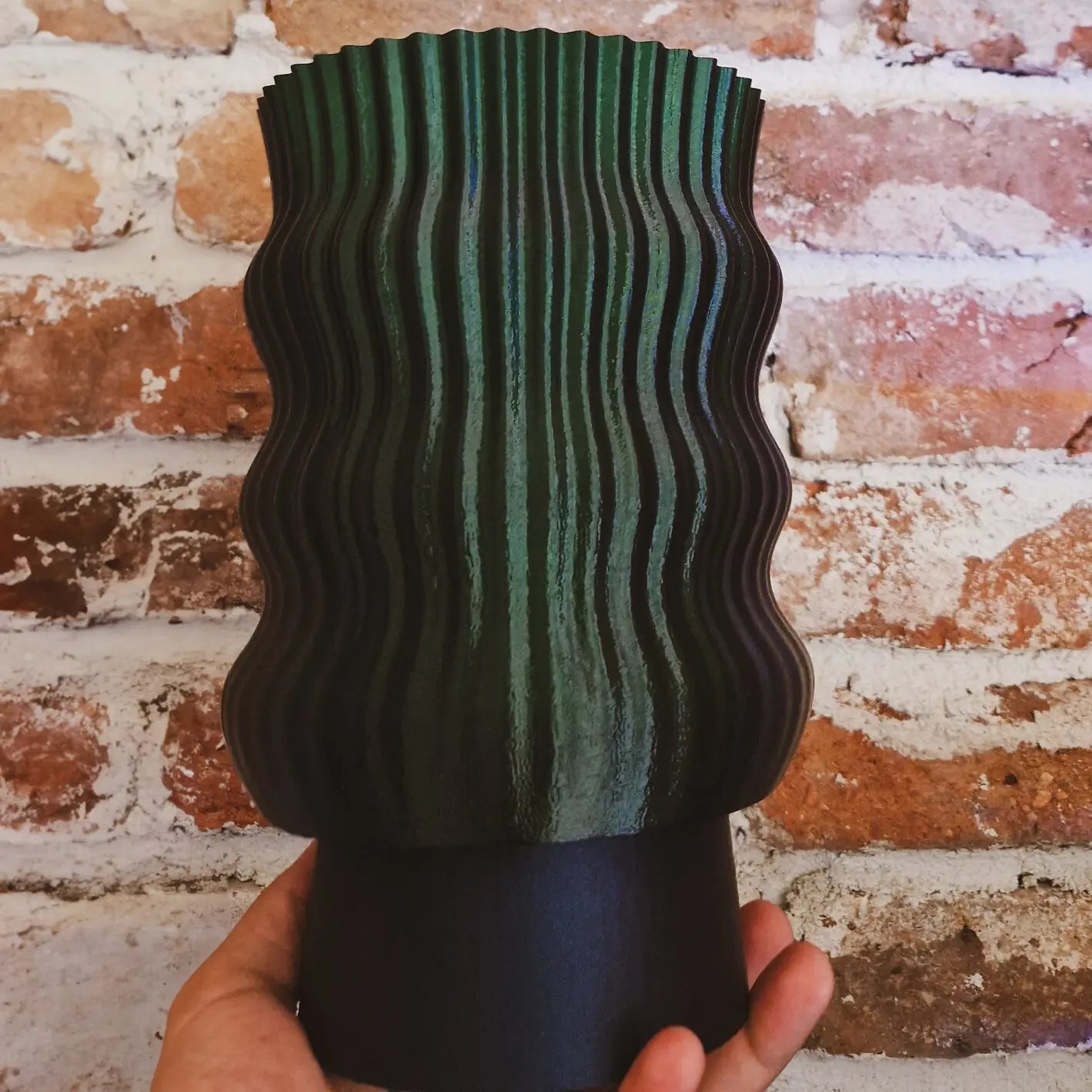 Wellige Jade-Smaragd-Tischlampe – Nachttischlampe im minimalistischen Retro-Design