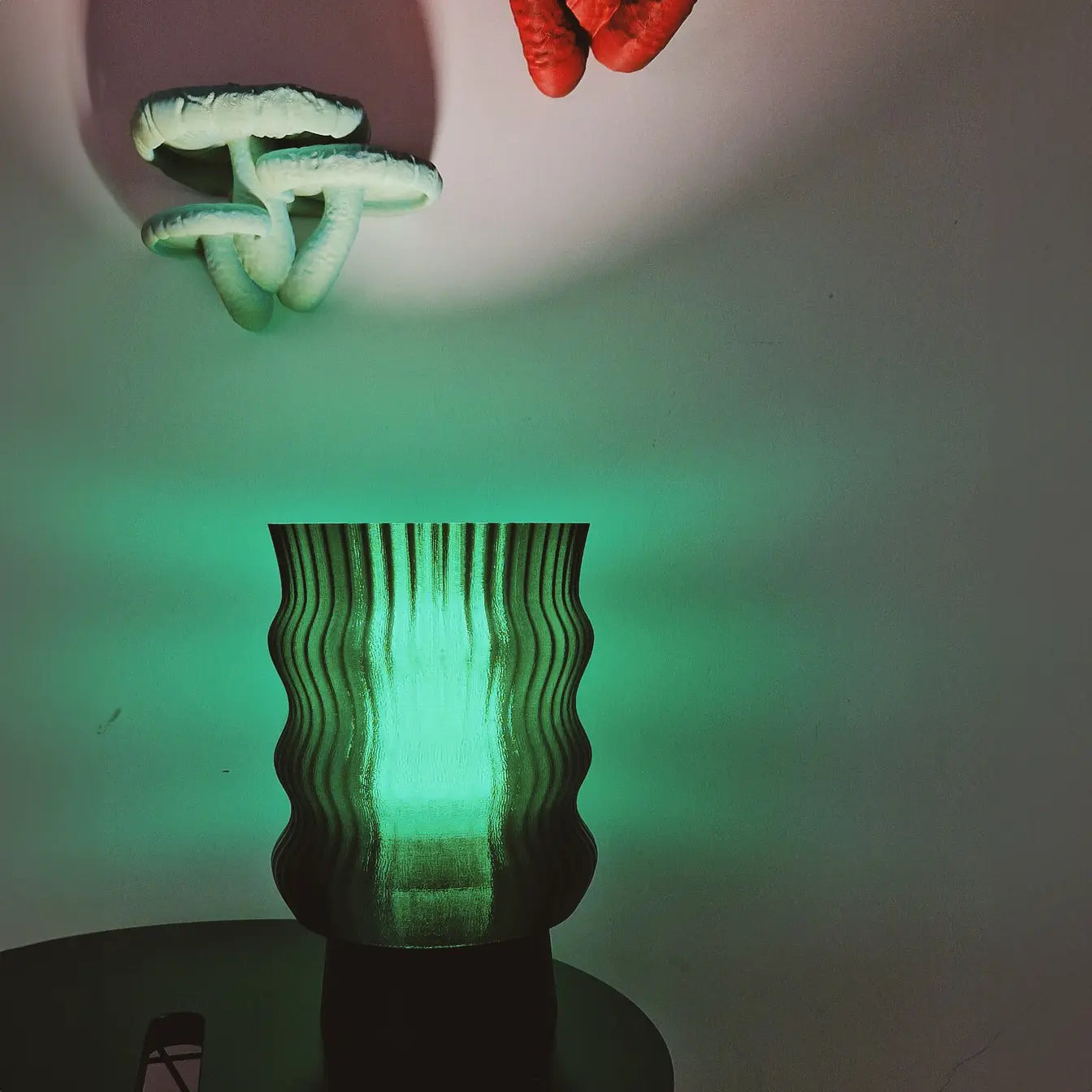 Wellige Jade-Smaragd-Tischlampe – Nachttischlampe im minimalistischen Retro-Design